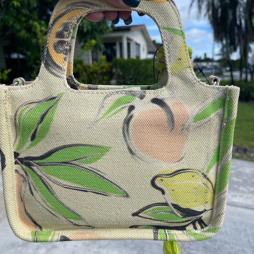 VINCE CAMUTO Printed Small Canvas Tote-Oriel In La Frutta - Picture 8 of 15